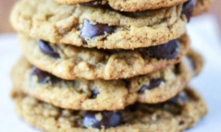 ALMOND BUTTER CHOCOLATE CHIP COOKIES